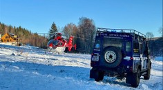 Školák narazil při lyžování do kovové konstrukce. Letěl pro něj vrtulník