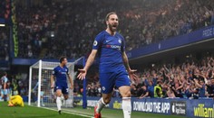 Skvělá oslava! Fanynka si narvala obličej Higuaína mezi prsa