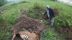 Chovatel měl tajně pohřbívat krávy za městem. Lidé se bojí o vodu ve studních