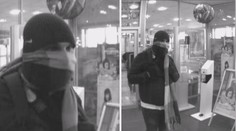 Do banky v Teplicích vtrhl muž se zbraní. Policie zveřejnila video a žádá o pomoc