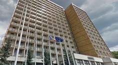 Z univerzitního hotelu vyskočila mladá žena! Vedení školy mlčí