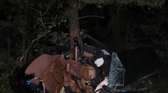Řidič rozbil auto o strom, pro spolujezdce musel přiletět vrtulník