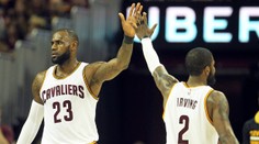 Cleveland je krok od finále, Boston rozebrali LeBron s Irvingem