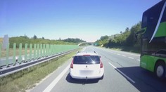 Řidič na D11 vybržďoval autobus. Ohrozil tak přes čtyřicet lidí