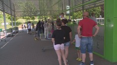 Plná parkoviště i benzínové pumpy! Lidé vyrazili na velké nákupy