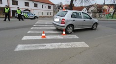 K přechodu se rychle hnalo auto, chlapce zachránila jeho sestra!