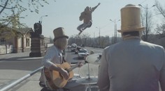 Trampolínová show v Praze. Umělci přivezli lidem zábavu až pod okna