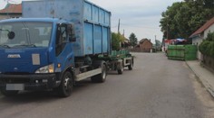 Rychlá jízda řidiče, z korby mu spadl kontejner a poškodil dům