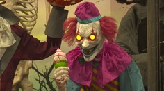 Strašidelné kostýmy a dýně. V Británii opět otevřeli největší evropský halloweenský obchod