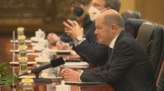 Scholz přiletěl do Číny. V Německu si vysloužil ostrou kritiku