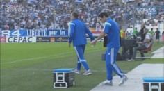 VIDEO: Past! Asistent připravil kávu, trenér si na kelímek sedl