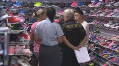 Reportér vyrazil s celníky do Sapy. Zabavili tam už tisíce padělků
