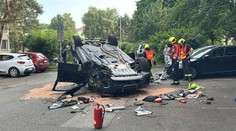 Řidič zdemoloval zaparkovaná auta, sám skončil na střeše. Odhalili u něj drogy
