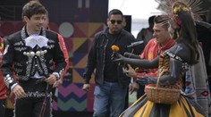 Leclerc v novém obleku dostal dámy do kolen, Pérez šel jako wrestler