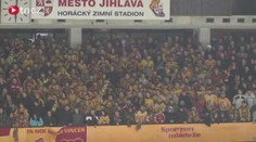 Netradiční hokejová SÁZKA: Za divácký rekord slivovice
