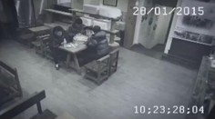 Mladíci dělali problémy, dívka "to" vyřešila za pár vteřin! VIDEO