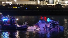 V hlavním městě USA se srazil vrtulník s letadlem. Záchranáři pátrají po pasažérech