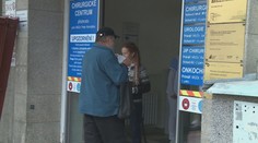Studenti nemocnice v Liberci rozdávají ochranné pomůcky. Zabrání tak šíření nemocí