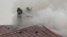 Plameny uvěznily ženu na balkoně rodinného domu, na pomoc přispěchali hasiči