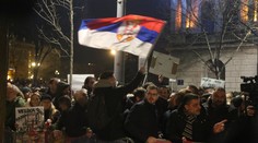 Srbové protestují proti výsledkům voleb. Na budovu parlamentu házeli vejce