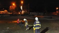 Chlapík si zkracoval cestu přes vypuštěný rybník. Uvízl po pás