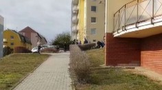 Na sídlišti v Třebíči se střílelo. Policistu srazilo kradené auto!