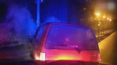 Muž zběsile ujížděl před policií. Naboural a museli mu pomáhat hasiči