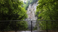Na dně Macochy našli dva mrtvé muže. Jeden se měl před pádem zastřelit