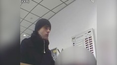 VIDEO: Policie pátrá po mladíkovi, který přepadl banku v Dejvické ulici