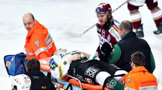 Karlovarský hokejista skončil po střetu se sparťanem v nemocnici. Už je doma