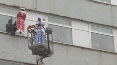 Děti v ruské nemocnici překvapili slaňující děda Mráz a Sněhurka