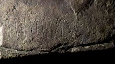 Archeology nadchl prastarý runový kámen. Nad nápisem si lámou hlavu