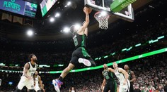 Nádherný koš s klaksonem. Tatum rozhodl první duel favoritů stylově