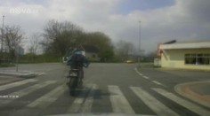 Opilý motorkář ujížděl strážníkům! Málem ho to stálo život!