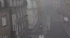 VIDEO: Smrt chodce po pádu římsy zachytila kamera. Stačily vteřiny
