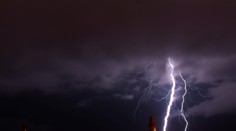 Skupina lidí mířila na mši a udeřil do ní blesk! 1 mrtvý, 7 zraněných
