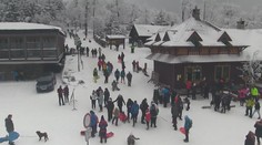 Na horách je hlava na hlavě! Policisté museli uzavřít Bedřichov i Pustevny
