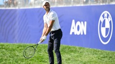 Djokovič vyměnil raketu za golfovou hůl. Svůj odpal slavil jako Ronaldo
