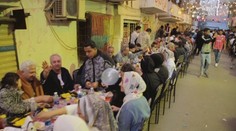 Sousedské posezení v Káhiře pro 50 tisíc lidí. A veškeré pochoutky jsou zdarma
