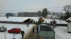 Řidič s náklaďákem srážce vlaku prý zabránit nemohl, uvízl na ledu