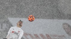 Fotbalový svět se směje, hráči nebyli ve sněhu absolutně vidět