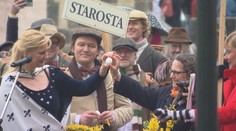 Vejci zdar, přátelé! Na Karlově mostě lidé na Květnou neděli slavili vajíčkobraní