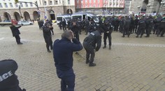 Video: Policie chtěla rozehnat demonstranty "pepřákem", ale použila ho proti větru