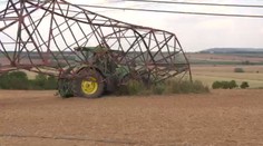 Traktorista srazil stožár vysokého napětí, škoda jde do milionů!