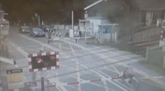 Drsné VIDEO: Šílenou cyklistku uvěznily závory! Vlak jí olízl nos!