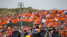 Verstappen triumfoval i v Nizozemsku, Hamilton přišel v závěru o stupně vítězů