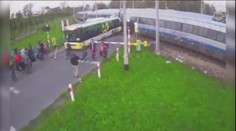 VIDEO: Autobus uvězní závory na přejezdu, pak se vyřítí pendolino!