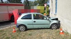 Tragická nehoda v Hradci Králové. Senior sjel ze silnice a narazil do domu