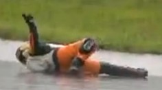 VIDEO: Motorkář simuloval jak fotbalista