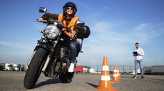 Ženám jde řízení motorek lépe než mužům, říká učitel autoškoly Greiner